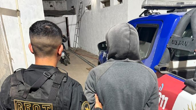 Amenazó a una mujer, arrojó piedras contra policías y los enfrentó con un cuchillo: fue detenido