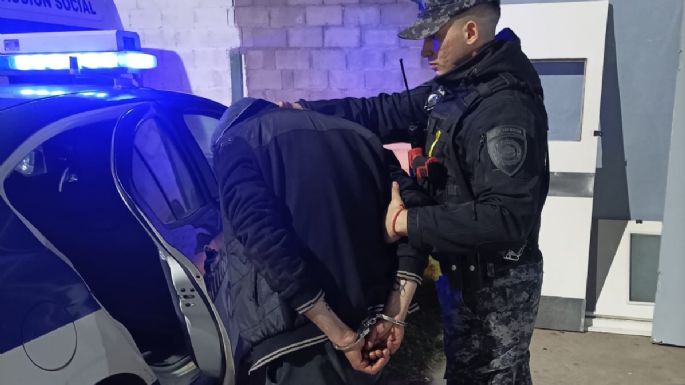 Detenido con un arma blanca tras romper una restricción con su madre