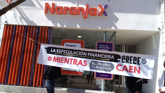 "Basta de familias endeudadas": movida frente al local de Naranja X