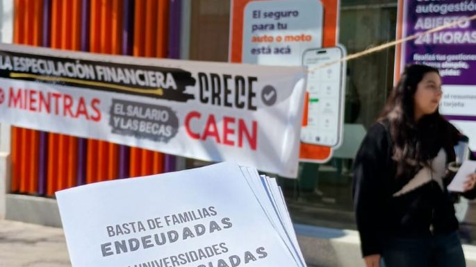 "Basta de familias endeudadas": movida frente al local de Naranja X