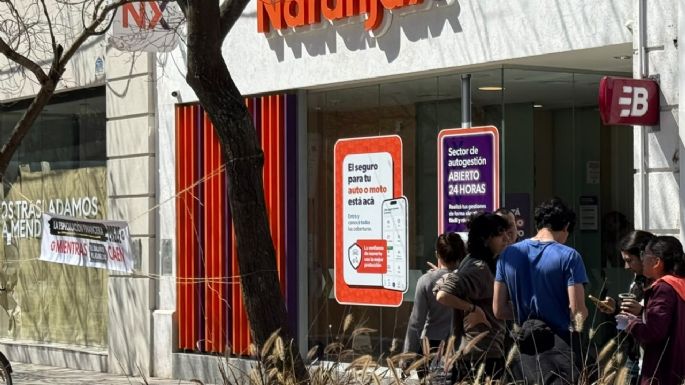 "Basta de familias endeudadas": movida frente al local de Naranja X