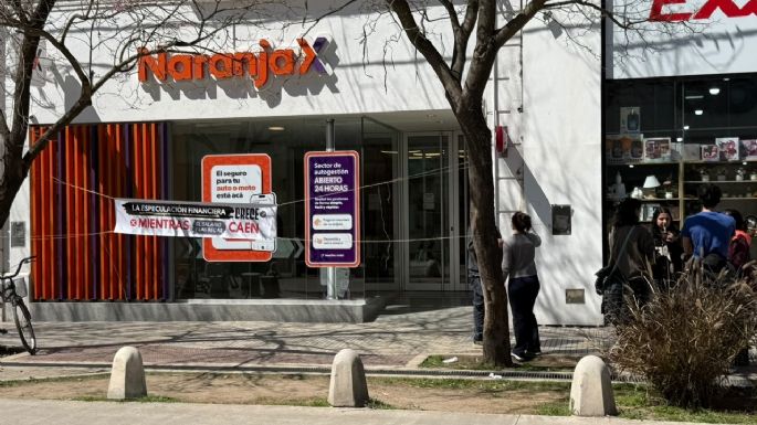 "Basta de familias endeudadas": movida frente al local de Naranja X
