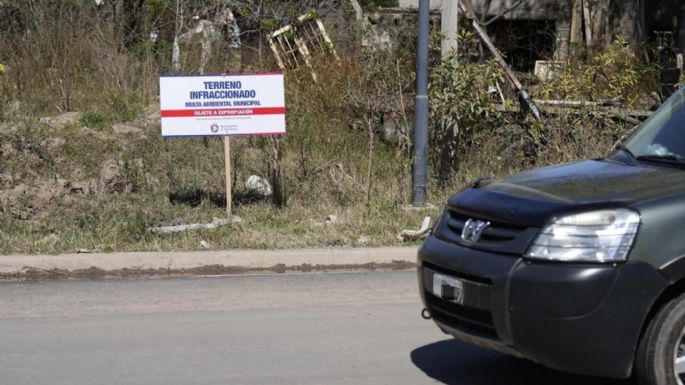 Terrenos en situación de abandono: ponen cartelería municipal
