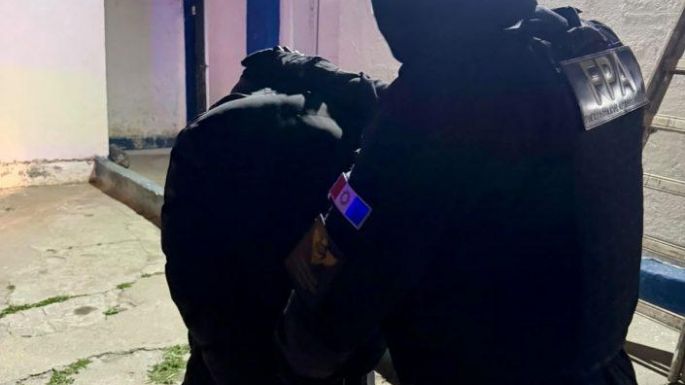 Circulaban en auto con un arma, una réplica y una menor de cinco años: terminaron detenidos