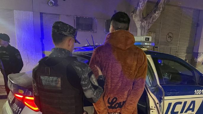Por cuidar autos sin autorización, detuvieron a cinco personas