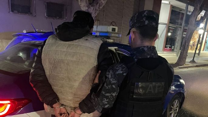 Por cuidar autos sin autorización, detuvieron a cinco personas