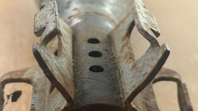 Retiró chatarra en James Craik y al descargarla encontró un proyectil de artillería