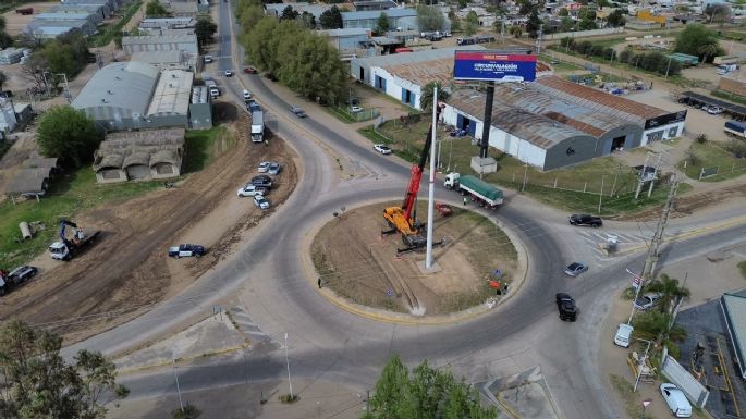 Colocaron el mástil principal de la obra del Bicentenario, que entró en su etapa final