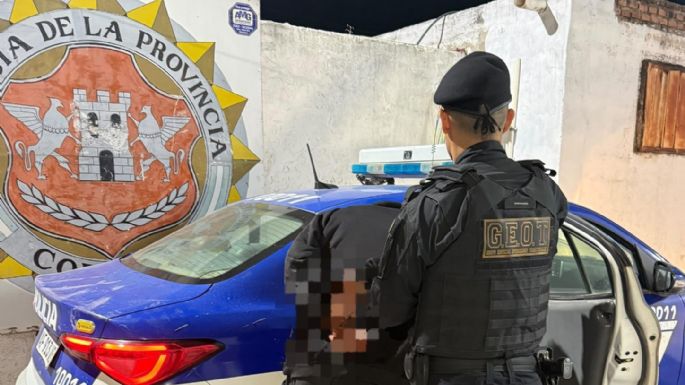 Lo encontraron con bidones de combustible e intentó huir del control policial