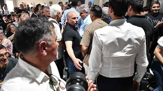 Un asistente al acto interpeló a Llaryora por la ruta 158