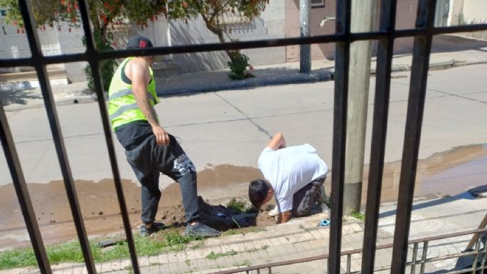 Denuncian daños en veredas y cañerías durante la colocación de postes
