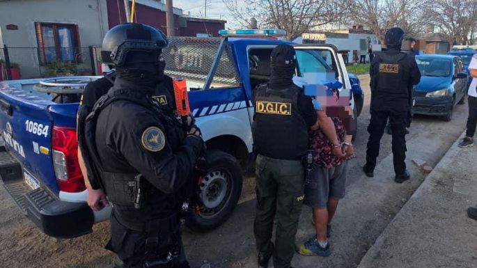 Detenidos por tenencia ilegal de armas de fuego y por el robo de una moto