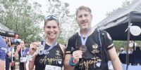 Los atletas posan con sus medallas luego de convertirse en los primeros cordobeses en completar el circuito sudamericano