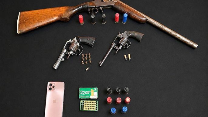 Dos detenidos con armas y una pareja presa por robar una moto