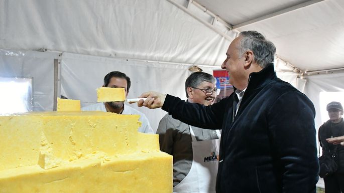 El queso gigante fue un éxito: pagaron hasta 300 mil el kilo