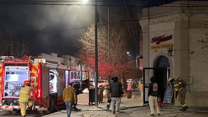 Un nene y tres jóvenes heridos en accidentes y un incendio en la chimenea de una rotisería