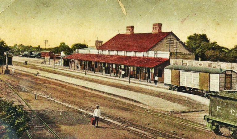 ­­­ n La estación de trenes fue fiel testigo de los primeros ensayos realizados por Voglino. La imagen coloreada es de una postal de inicios de 1900