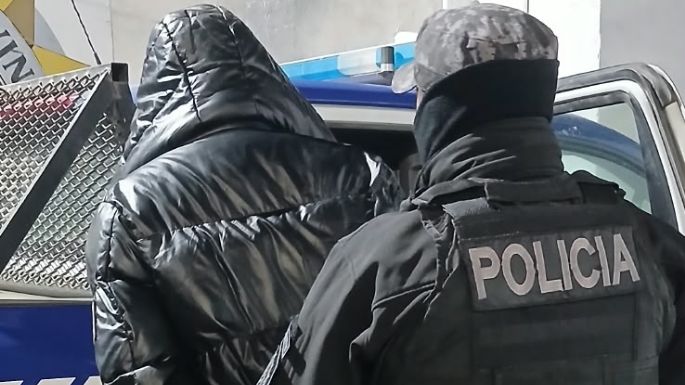 Entró con su moto a la plaza Centenario, amenazó a policías y fue detenido