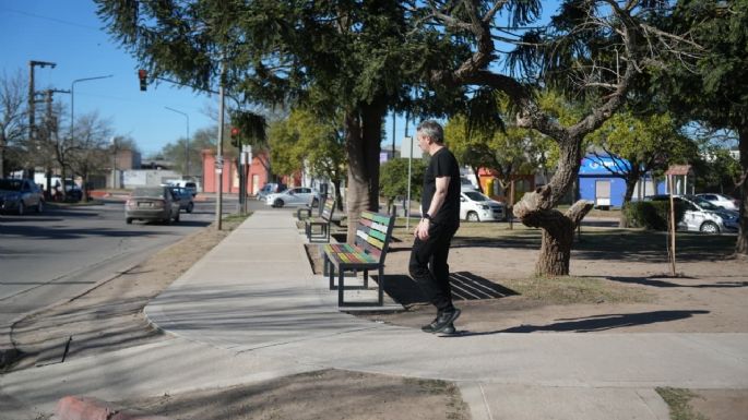 Renovaron dos plazoletas del barrio Trinitarios: tienen bancos de madera plástica